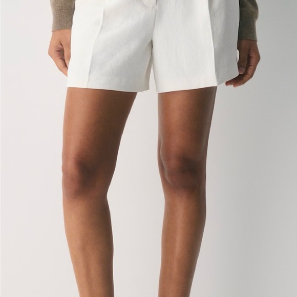 Aritzia Effortless Shorts Mid Thigh Length - Picture 2 of 8
